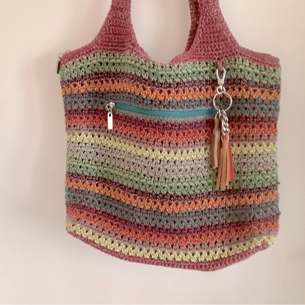 Like New THE SAK STRAW BAG. (Zipper pockets, beautiful lining, shoulder bag)